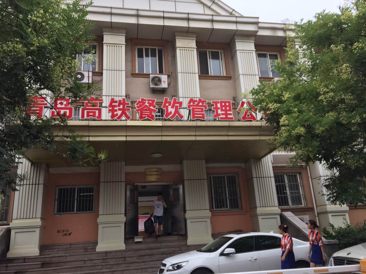 青島高鐵餐飲管理公司在我司引進(jìn)一臺金屬檢測儀